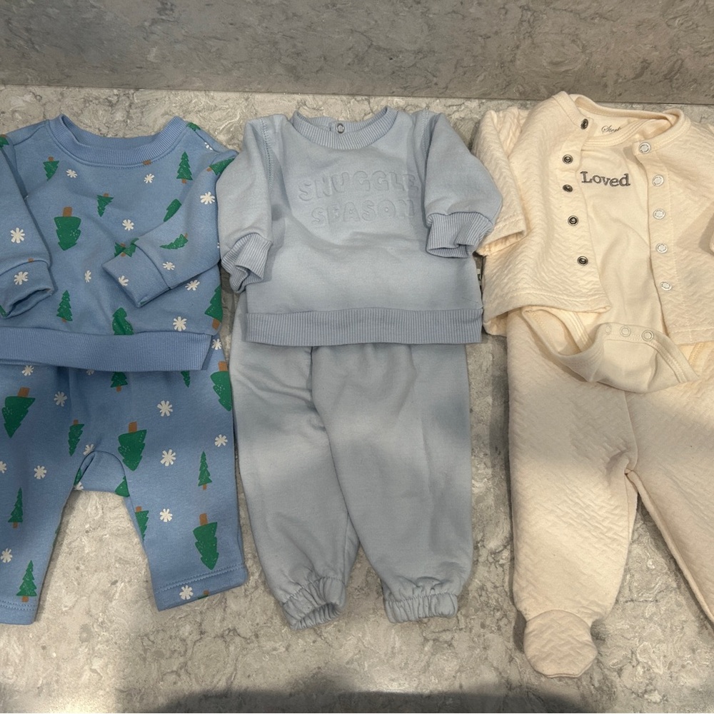 Bundle Lot of 3 cozy baby outfits - size 0-3 / 3 months 
EUC